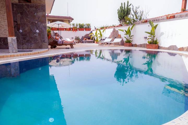Chambre d’hôte pour 4 personnes, avec Balcon et Terrasse ainsi que Jardin et Piscine à Pompei
