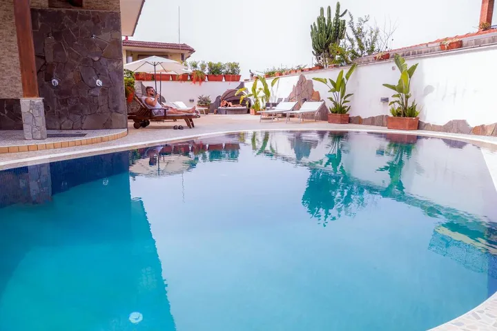 Alojamiento y desayuno para 4 personas, con piscina además de vistas y jardín, Familias con niños - 1