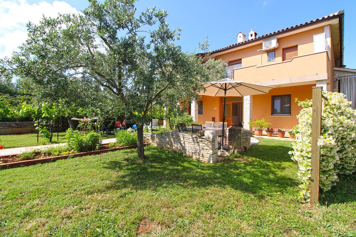 Ganze Wohnung, Ferienwohnung für 6 Personen mit Terrasse in Muntic, Südküste Istrien