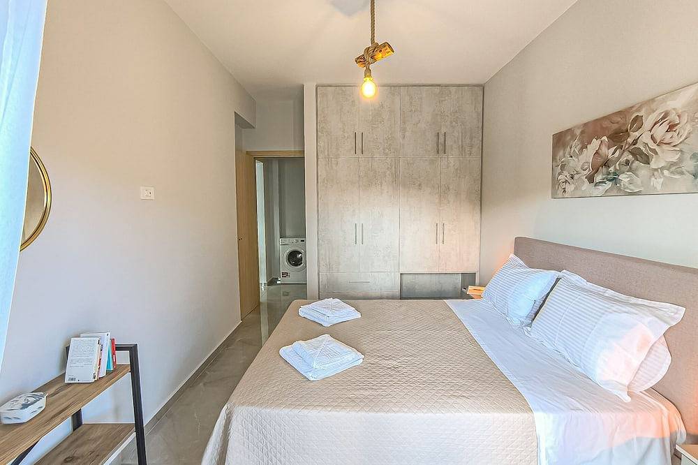 Newly Built House Steps from the Beach: Everything Within Walking Distance! in Agia Marina, Chaniaregionen