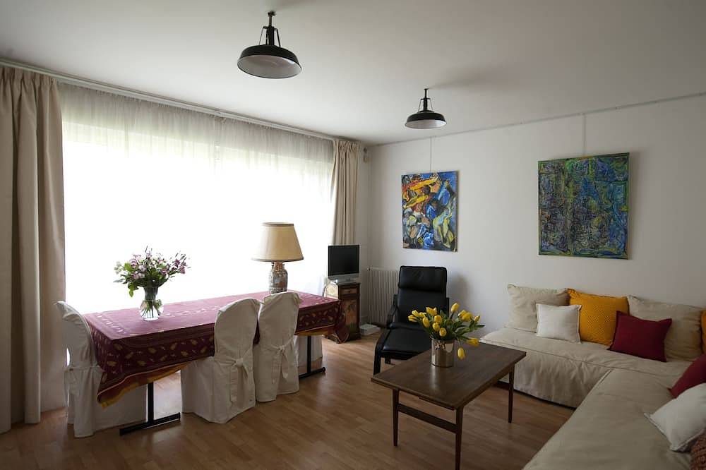 A charming guest house in a garden 500m from Paris in Malakoff, Hauts-de-Seine