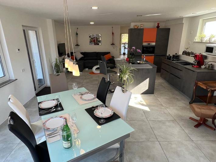 Ferienwohnung für 6 Personen, mit Terrasse und Garten sowie Seeblick und Ausblick in Günzburg