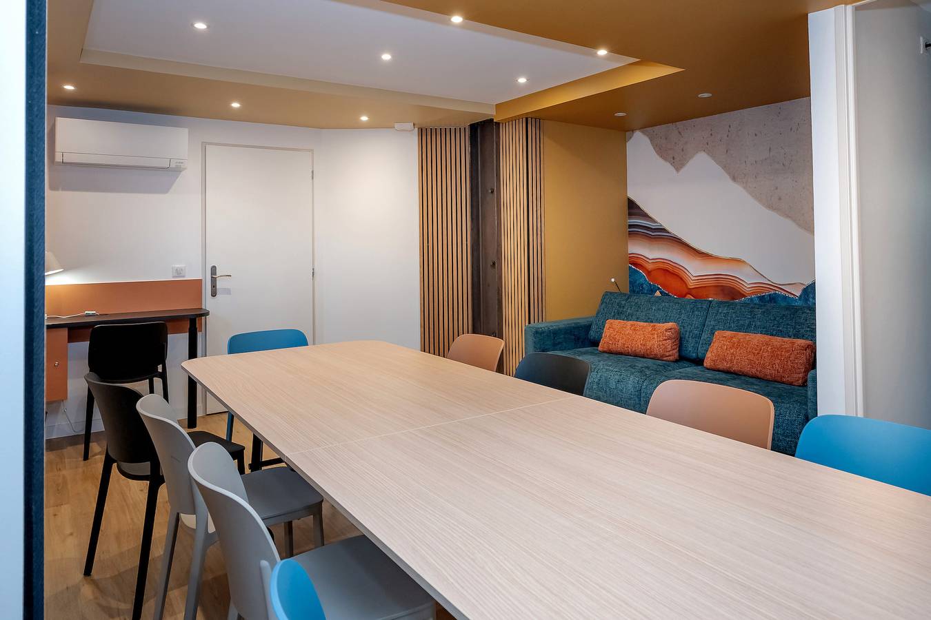 Apartamento entero, Casa de huéspedes 'La Suite Des Sommets' con piscina compartida, terraza y aire acondicionado in Barberaz, Chambéry region
