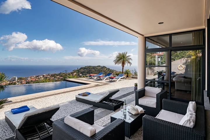 Villa for 12 people, with ocean view and pool as well as garden and balcony in Funchal