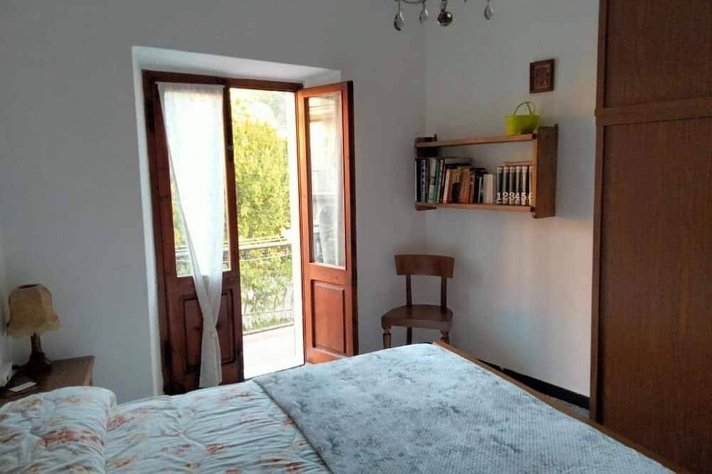 Grandma's House - Queen Room with Balcony in Casola in Lunigiana, Parco Regionale delle Alpi Apuane
