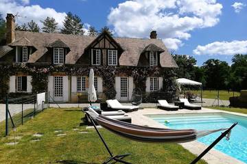 Gîte pour 14 personnes, avec terrasse et jardin à Isdes