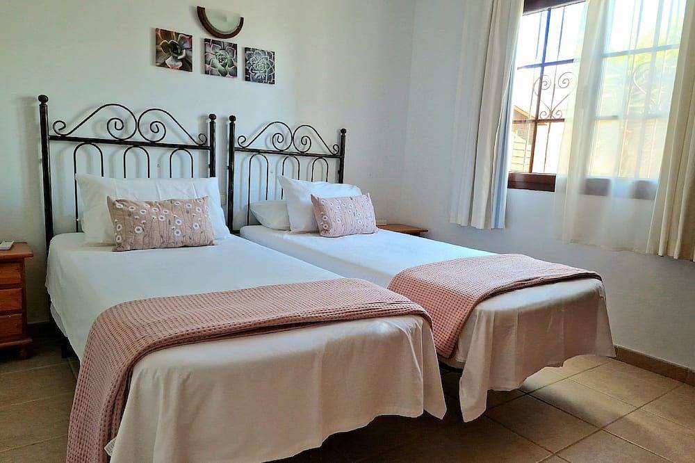 Four bedroomed villa private heated pool, air conditioning, central Playa Blanca in Playa Blanca, Yaiza
