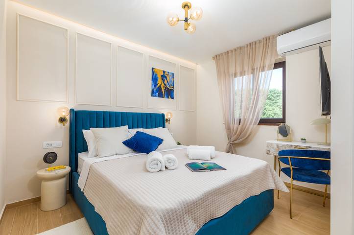 Ganze Ferienwohnung, Luxe Double Room Marceta 7 with Shared Pool in Valbandon, Südküste Istrien