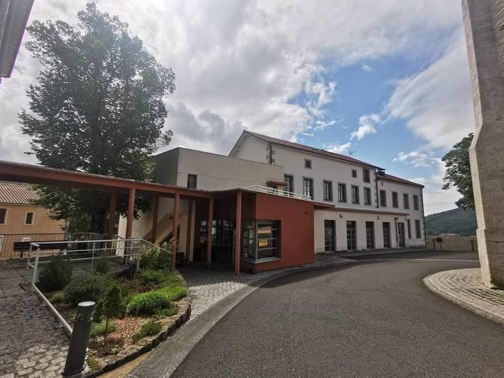 Station pour 3 personnes, avec sauna et vue ainsi que piscine et terrasse à Le Brugeron