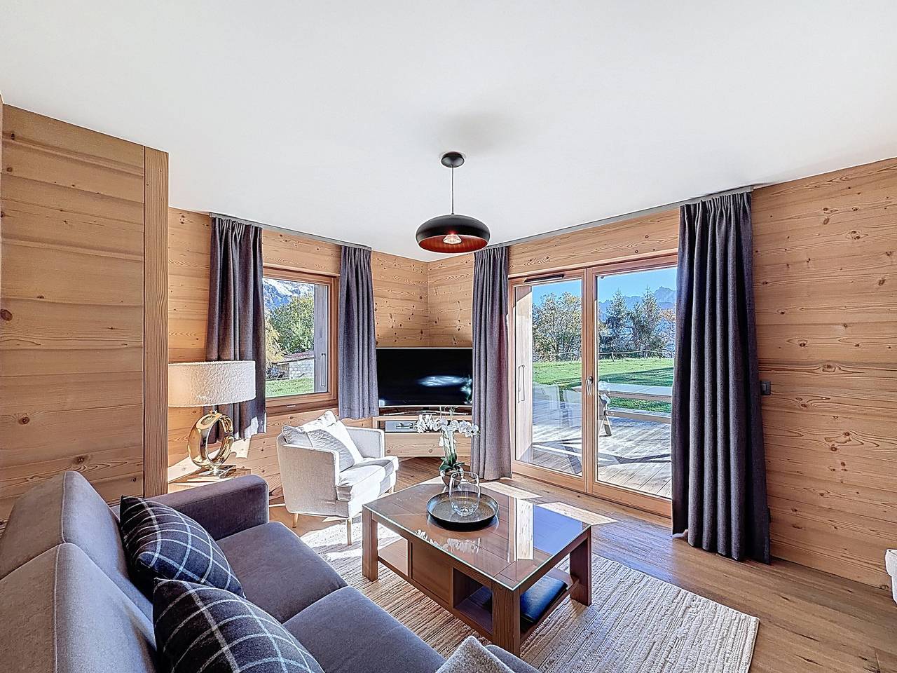 Entire apartment, 4-room apartment with terrace and Mont Blanc view in Combloux, Pays du Mont-Blanc