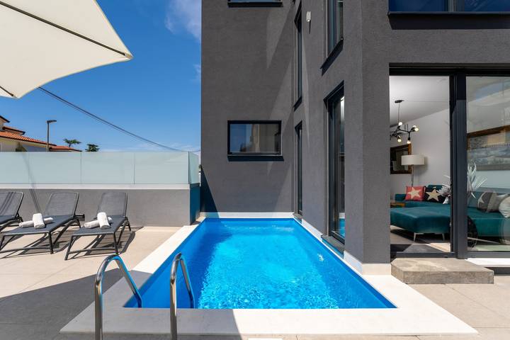 Villa für 8 Personen, mit Terrasse und Pool in Funtana