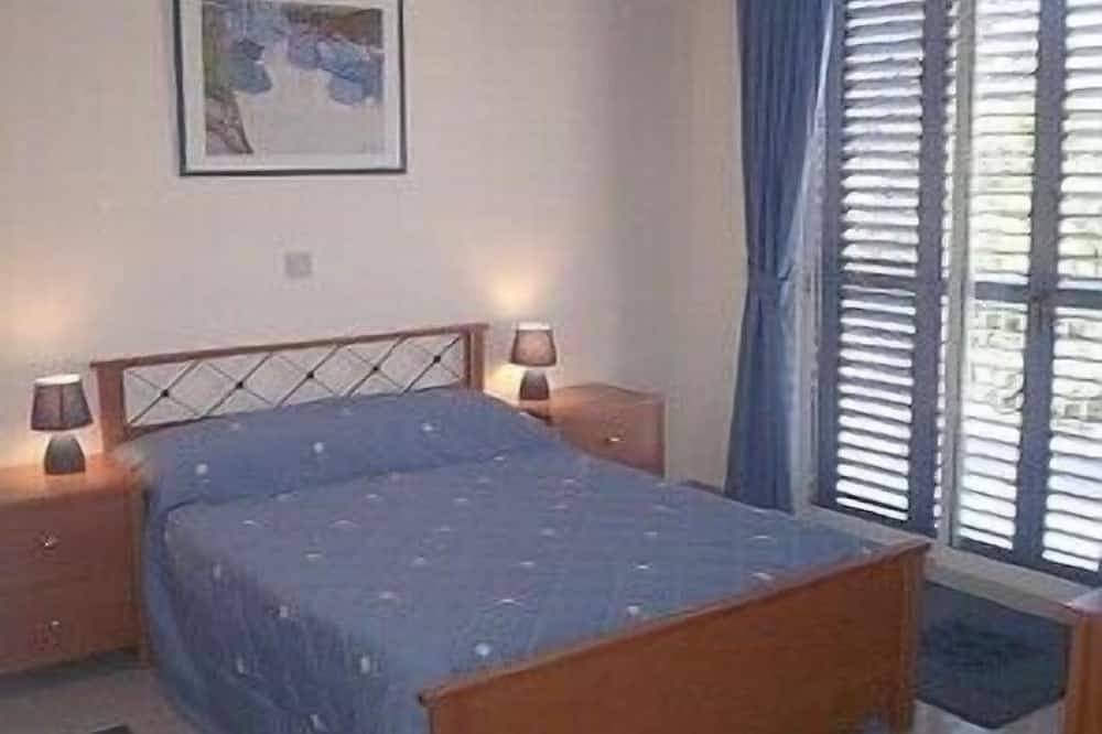 Luxury 3 Bed Semi Detached Villa with roof terrace. Free Air Con, Wi-Fi & Tv in Paphos, South Cyprus