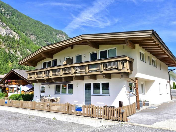 Ferienwohnung für 6 Personen, mit Balkon und Garten in Längenfeld