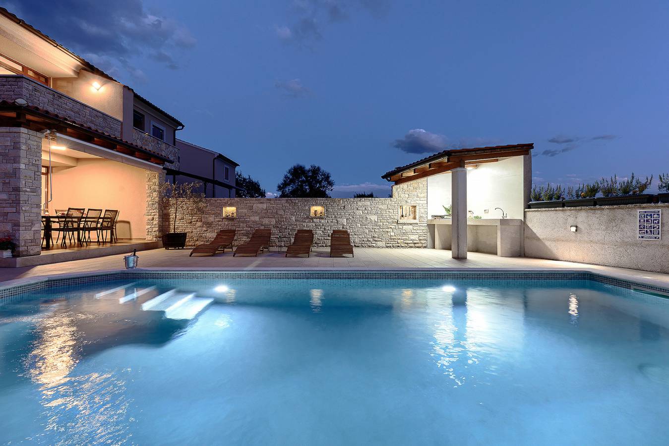 Reizende Villa mit 2 Schlafzimmern und beheiztem Pool, in der Nähe des Strandes Duga Uvala in Marčana, Südküste Istrien