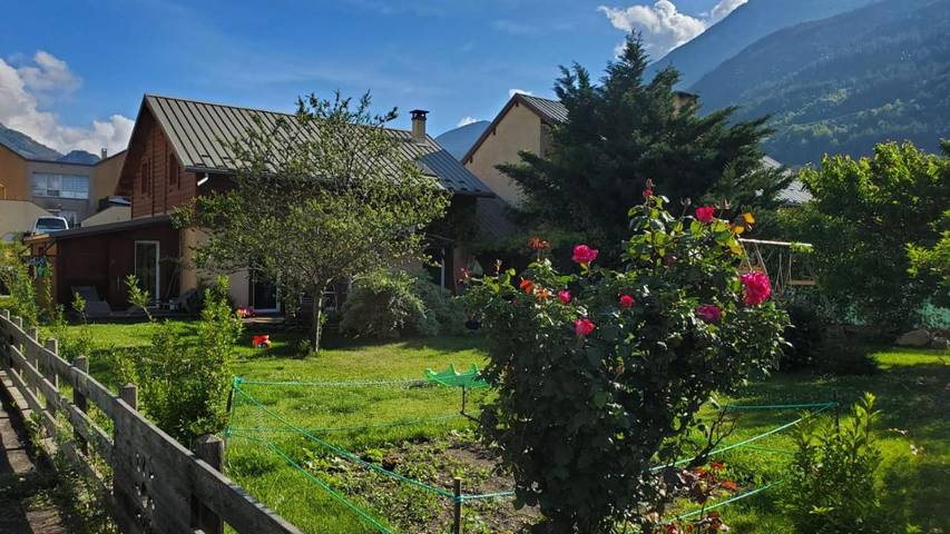 Location de vacances pour 8 personnes, avec vue et jardin, adapté aux familles à L'Argentière-la-Bessée - 3