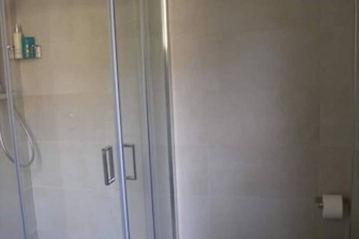 Apartamento entero, Flat with garden in quiet green neighborhood, 2 bikes, storage, private parking in Riva del Garda, Montañas Garda