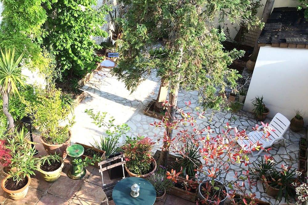 Maison d' Architecte Design with Terrace and Courtyard Garden 25' from Paris Centre in Domaine national de Saint-Cloud, Garches