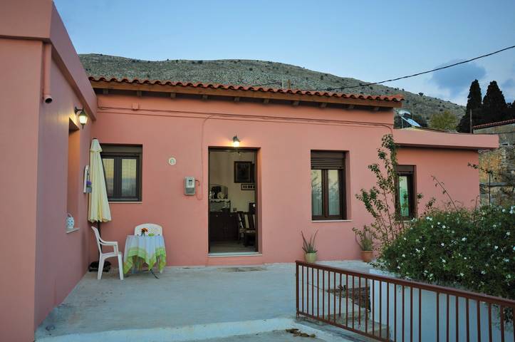 Holiday Home 'House For Rent In Apostolous' with Mountain View, Private Garden and Wi-Fi in Apostoli, Iraklio-Heraklio region