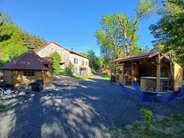 Gîte pour 6 personnes, avec vue ainsi que jardin et sauna à Laussonne