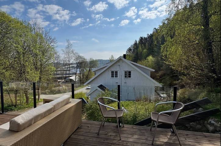 Feriehus for 11 personer, med terrasse og hage i tillegg til utsikt i Kristiansand 