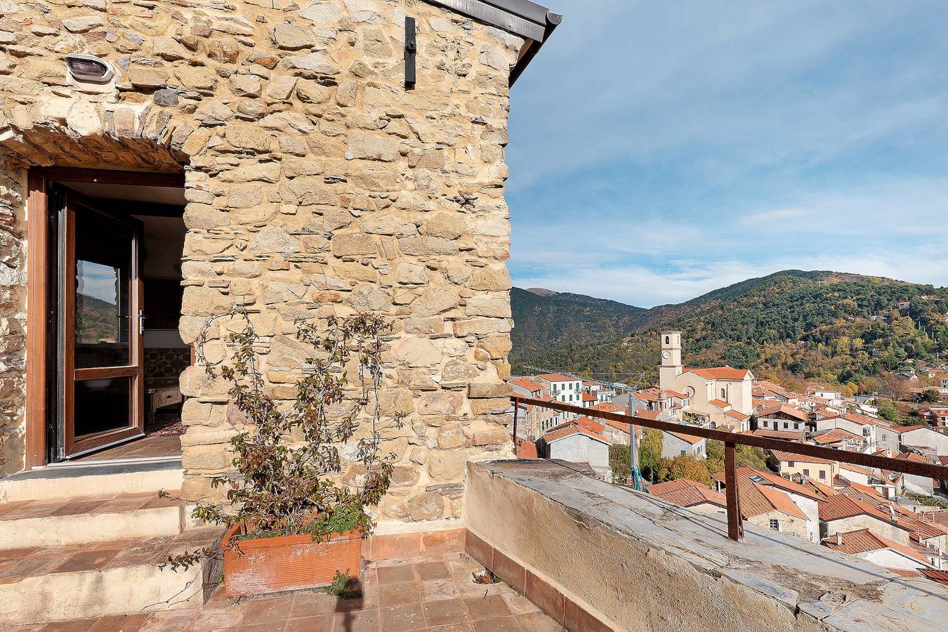 Bodynsoul – The Gallery in Bajardo, Ligurische Alpen