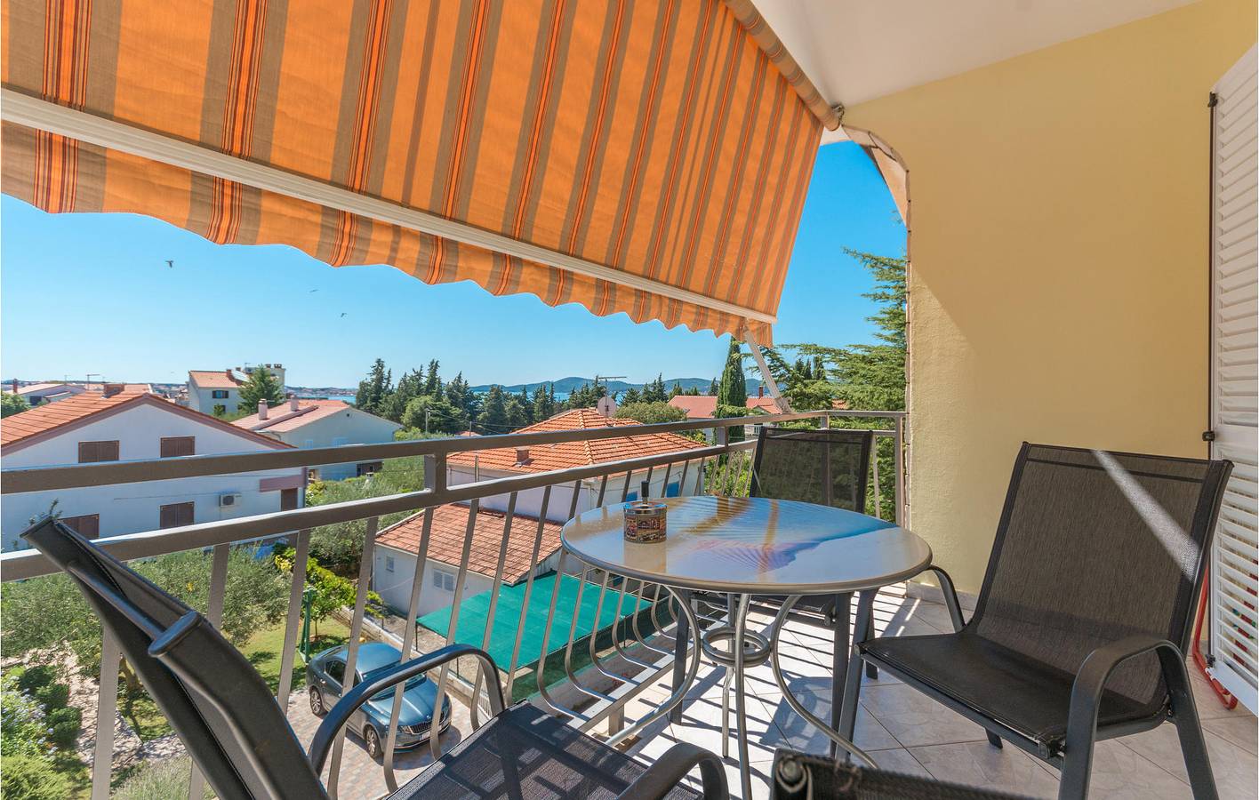 Apartamento vacacional entero, Acogedor apartamento con terraza, WiFi y aparcamiento, a 2,5 km de la playa. in Sveti Filip i jakov, Općina Sveti Filip i Jakov