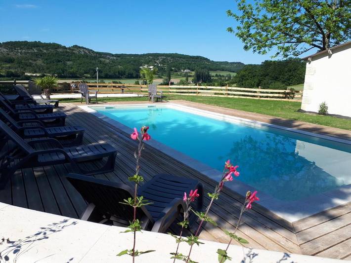 Location de vacances pour 11 personnes, avec Terrasse et Jardin ainsi que Piscine et Vue à Courbiac