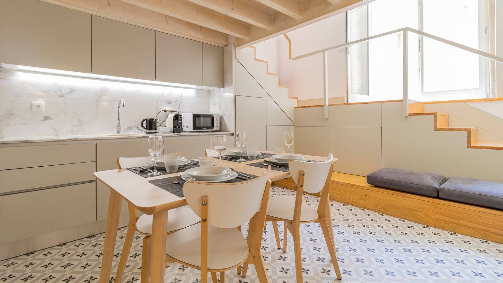 Entire apartment, Central Stunning Duplex w/ Patio by Lovelystay in Sé (Porto), Porto