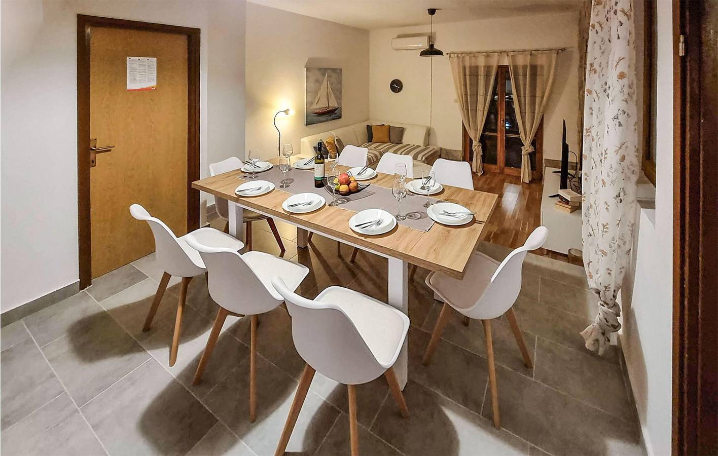 Sonniges Apartment mit Pool und Parkplatz – WLAN inklusive in Grad Benkovac, Zadar