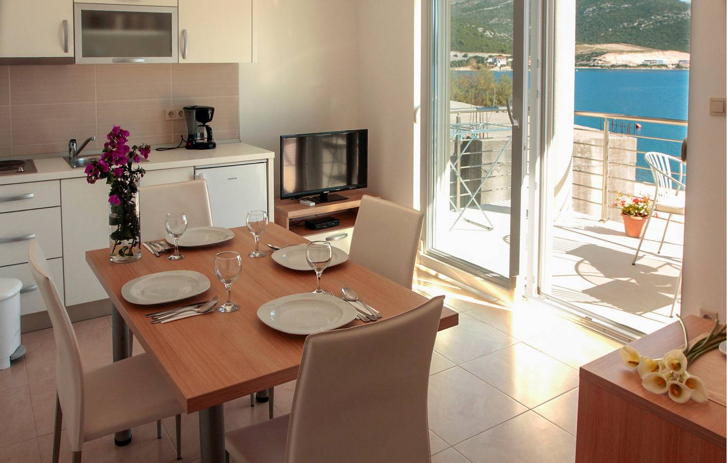 Ganze Ferienwohnung, Apartment mit Meerblick, Terrasse, WLAN und Parkplatz – 1,5 km zum Strand in Klek, Dubrovnik-Neretva
