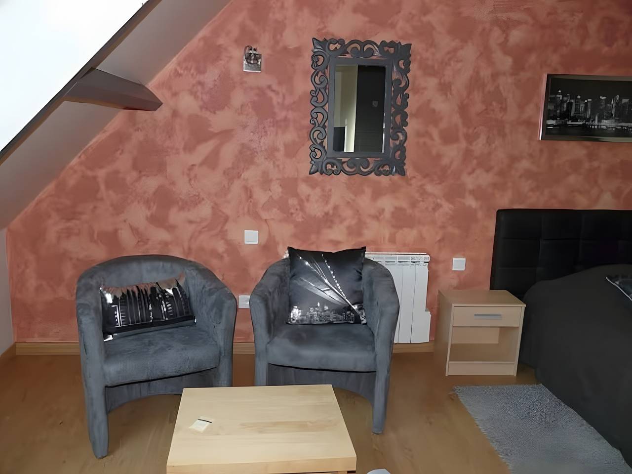 Studio entier, Studio « Le Pigeonnier » avec terrasse partagée, jardin commun et Wi-Fi in Surtainville, Côte de la Déroute