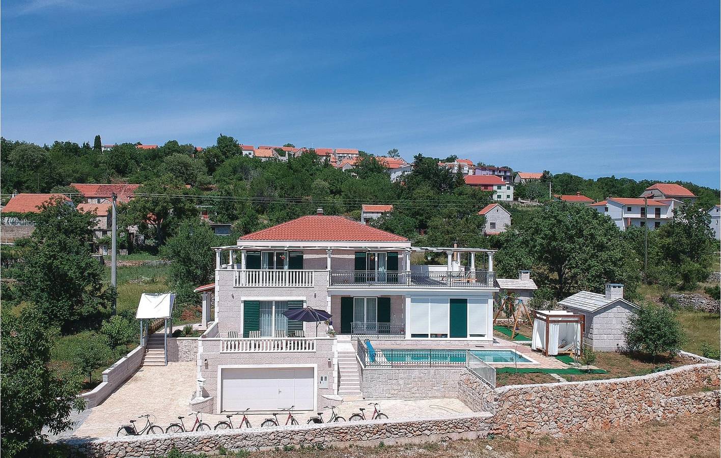 Geräumige 1-Zimmer-Wohnung mit Pool und Garage, in der Nähe von WLAN und Küche in Cista Provo, Makarska Riviera