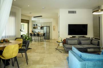 Vacation Rental for 10 Guests in Netanya, Center District (Israel), Picture 1