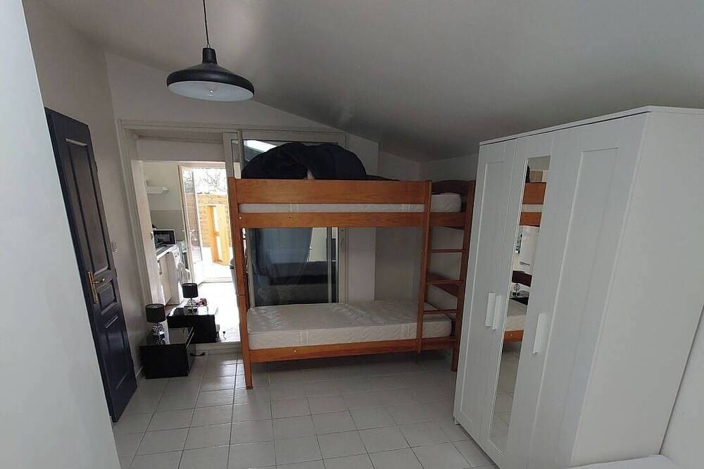 Entire apartment, Single apartment sleeping 4 in Miramas, Istres region