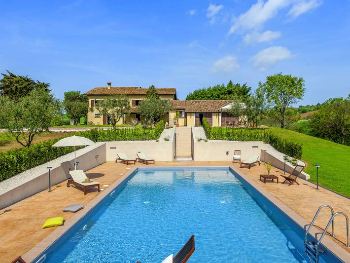Ferienhaus für 8 Personen, mit Terrasse und Garten sowie Pool und Ausblick in Marche