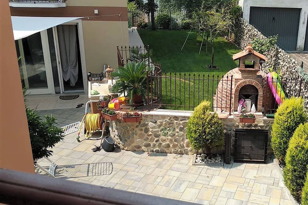 Entire apartment, Apartment 'Pozzo Dei Desideri  Nicole' with Wi-Fi and Air Conditioning in Castelnuovo del Garda, Garda Mountains