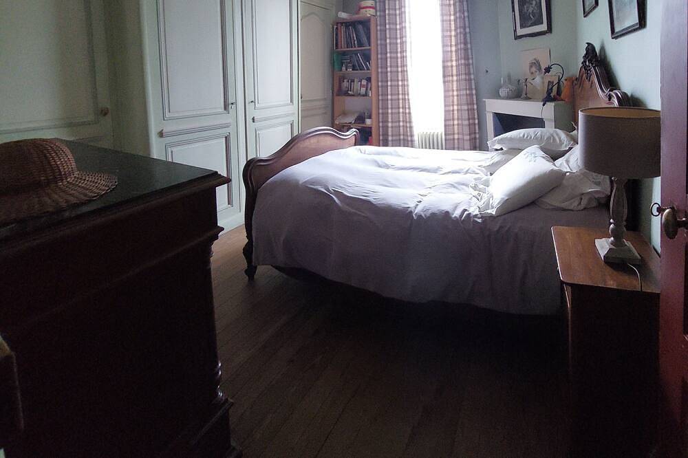 Grande Maison de Famille à 1h de Paris dans un parc arboré in Boissy-le-Châtel, Seine-et-Marne