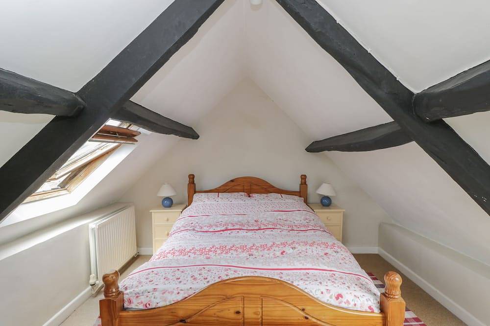 Athelstan Cottage, pet friendly, with open fire in Stroud in Stroud, Gloucestershire