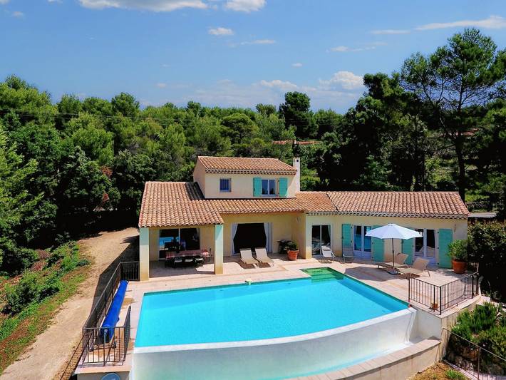 Gîte pour 8 personnes, avec piscine, adapté aux familles à Tourtour