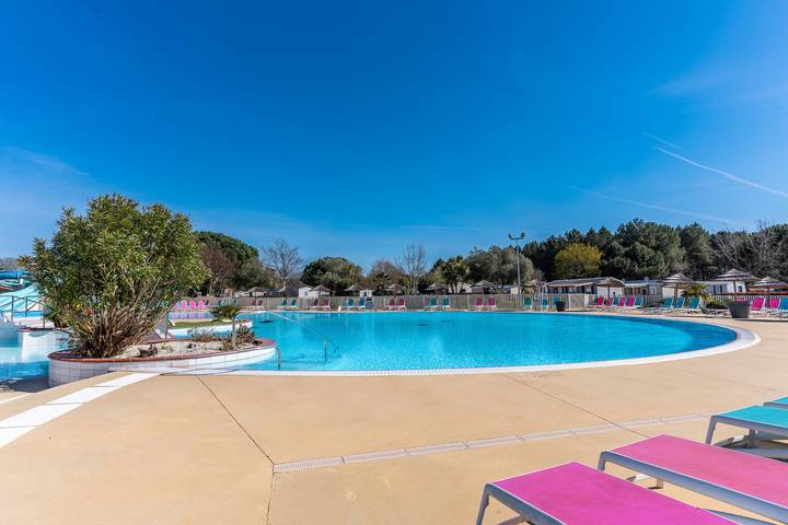Camping pour 6 personnes, avec jardin et bassin pour enfant, adapté aux familles