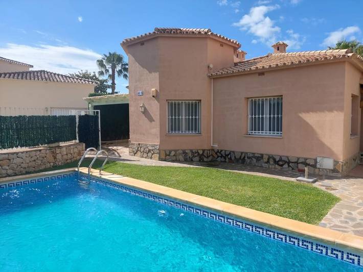 Chalet für 5 Personen, mit Garten und Pool sowie Ausblick in Oliva