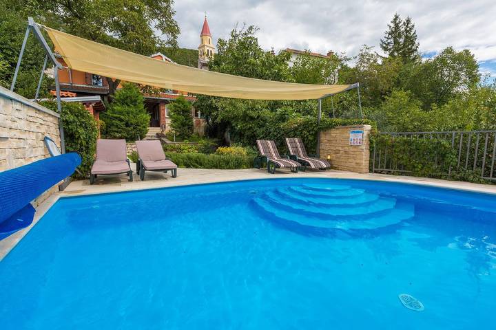 Finca am Strand für 6 Personen, mit Terrasse und Garten sowie Pool in Kroatien