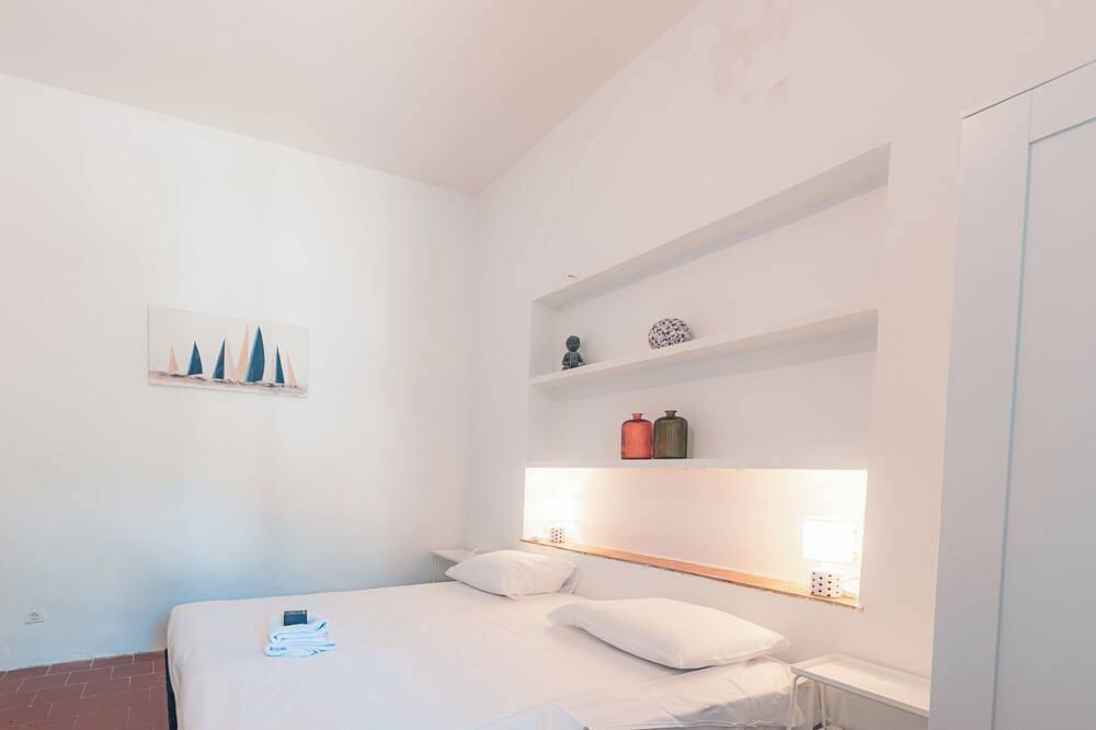 Entire apartment, L'Atypique - Cabanon 3 ch et terrasse au calme in Niolon, Le Rove