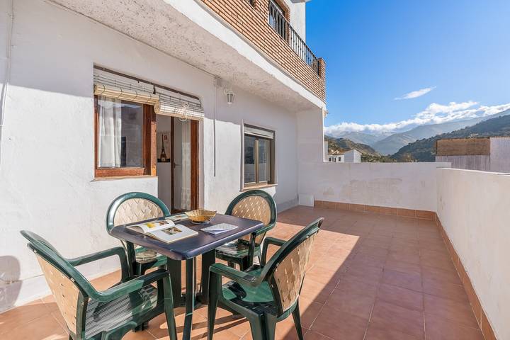 Entire apartment, Apartment 'Apartamento C' with Private Terrace and Wi-Fi in Surroundings of Sierra Nevada, Güejar Sierra