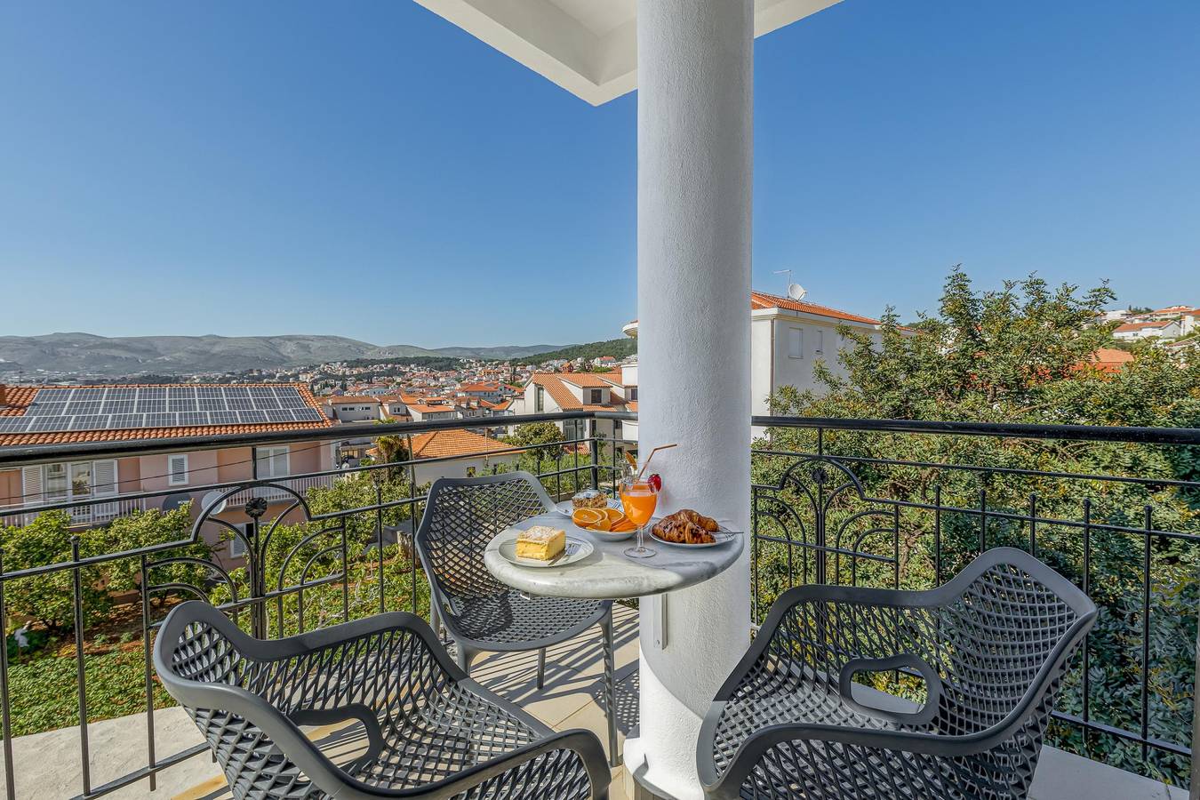 Ganze Wohnung, Apartment Karlo 220m from the beach in Okrug Gornji, Ciovo