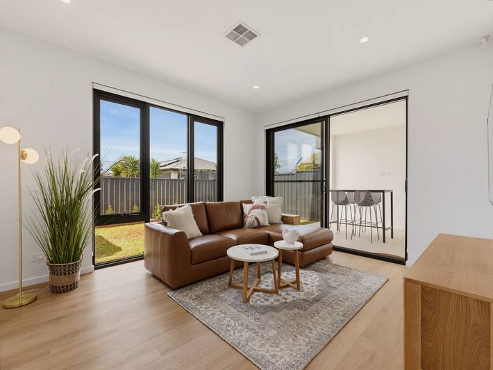 Entire apartment, Oceanfront 4-Bed Home Surf & Serenity in Noarlunga, City of Onkaparinga
