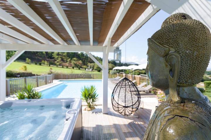 Appartement de vacances pour 4 personnes, avec vue ainsi que jardin et piscine