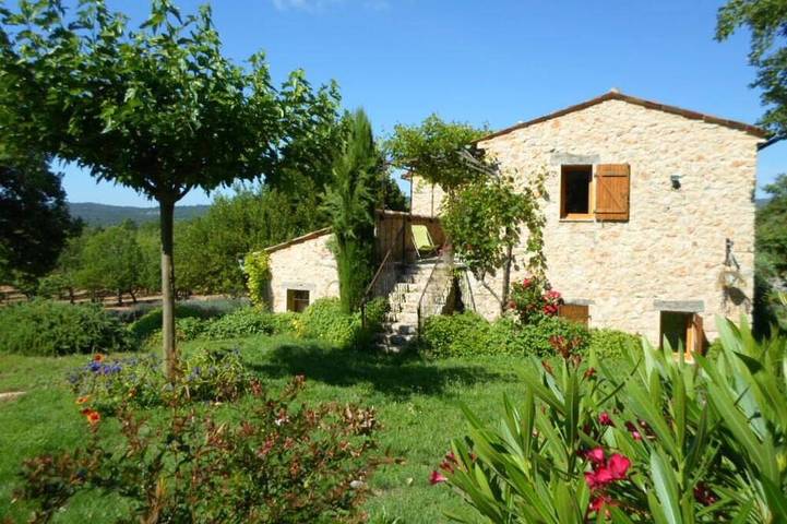 Location de vacances pour 4 personnes, avec jardin à Ampus