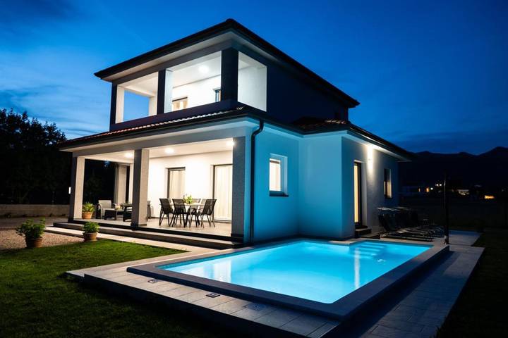 Ferienhaus für 9 Personen, mit Balkon und Terrasse sowie Garten und Pool