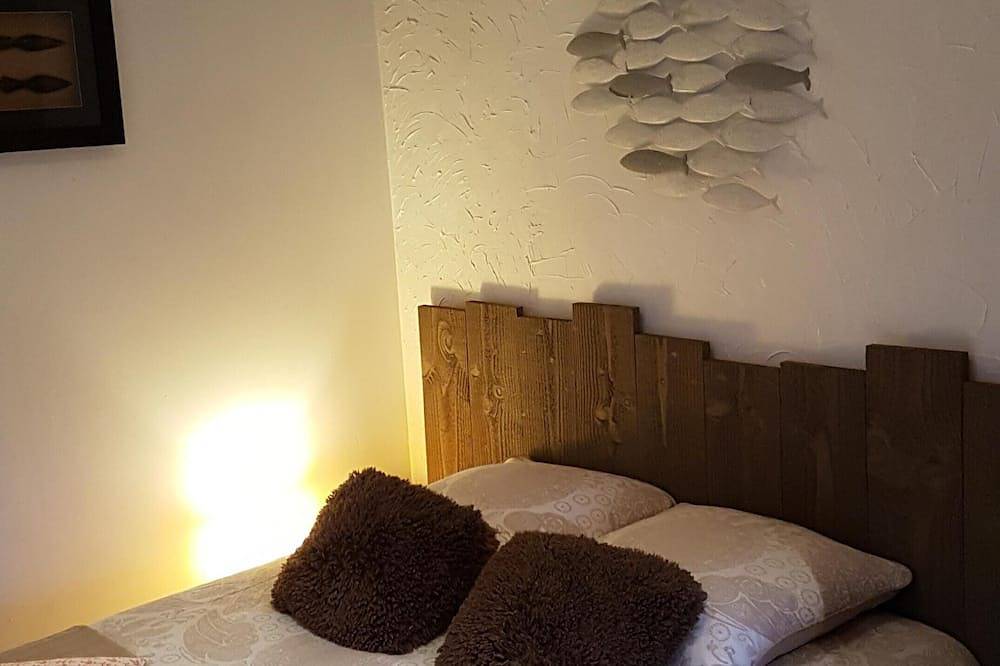 Appartement entier, Charmant studio village provençal Var Côte d'Azur bien situé in Solliès-Toucas, Côte méditerranéenne (France)